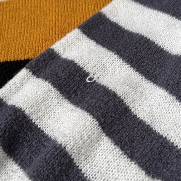 Doe and Rae 100% Polyester Puffy Long Sleeves Crop Sweater Size Medium - Picture 4 of 12